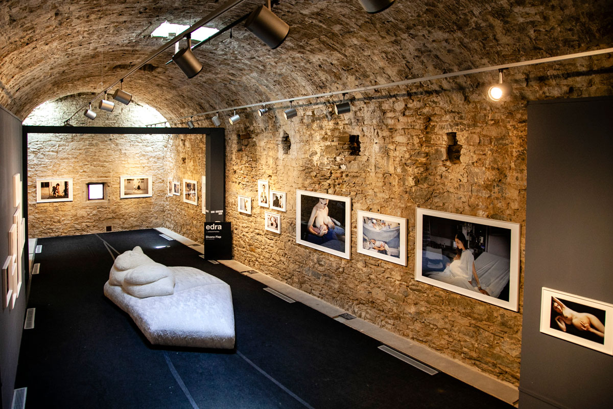 una mostra del Cortona on the Move ospitata in una cantina recuperata e allestita per l'occasione