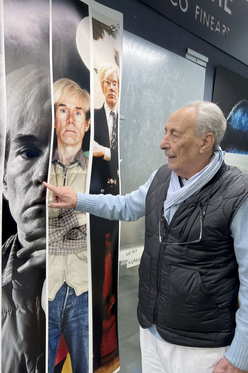 Aurelio Amendola intento a visionare alcuni test di stampa nel nostro laboratorio fotografico professionale con sede a Firene e Milano