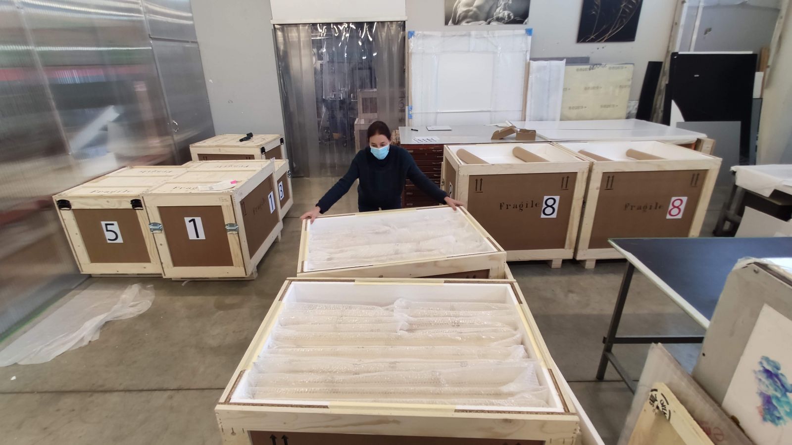 Alcune casse rinforzate per spedizione internazionale di opere d'arte dotate di assorbi urti in neoprene