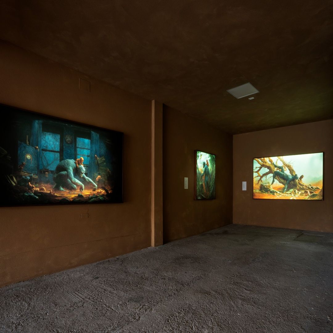 L'interno della mostra di Sam Spratt a Venezia dove sono visibili i lightbox fine art realizzati con tecnologia di stampa inkjet e retro illuminazione LED.