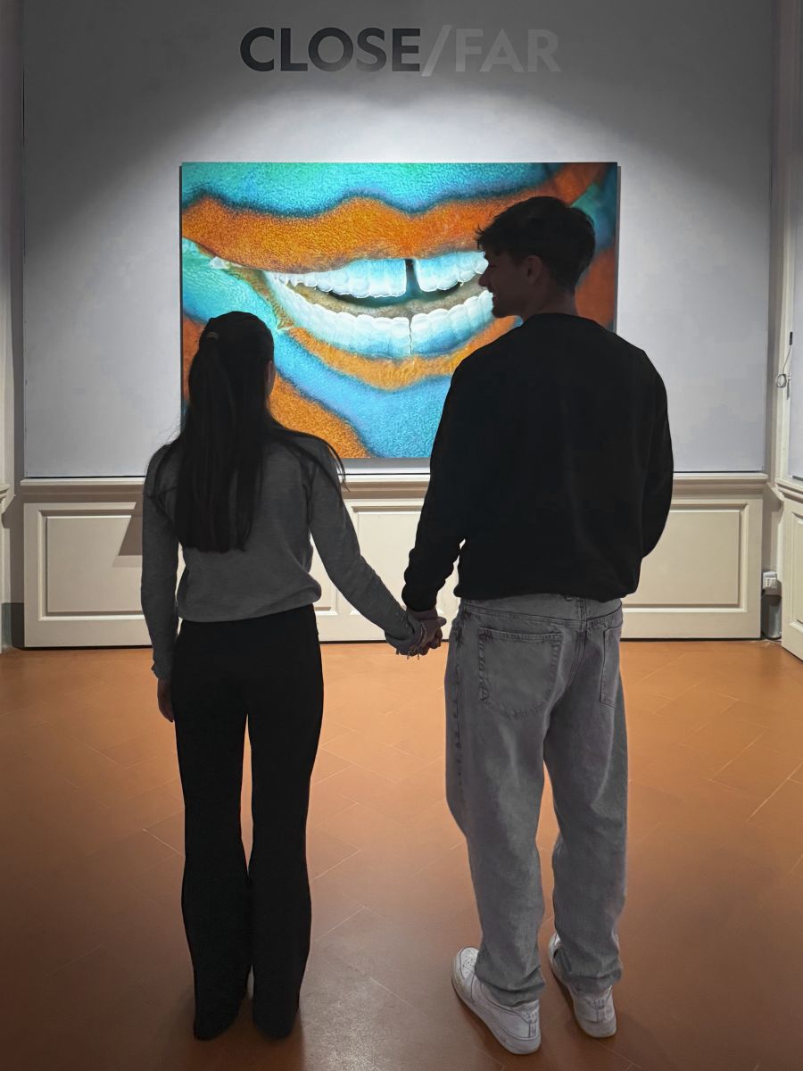 Due visitatori ammirano una fine art print realizzata con tecnologia gicée Epson realizzata per la mostra di National Geographic "Oceani" ospitata da Villa Bardini