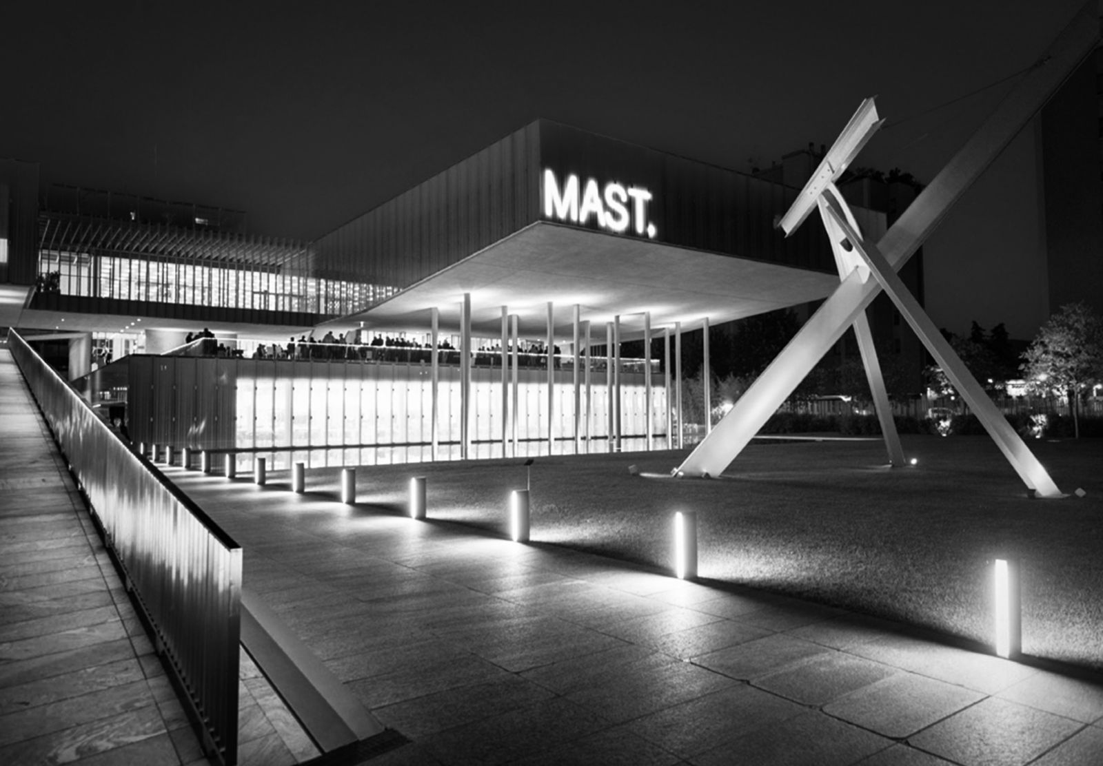 Realtà come il museo Mast di Bologna organizzano mostre fotografiche di grandissima rilevanza. Si tratta di enti con i quali collaboriamo ormai da decenni producendo stampe fotografiche e opere complete ma anche allestimenti.