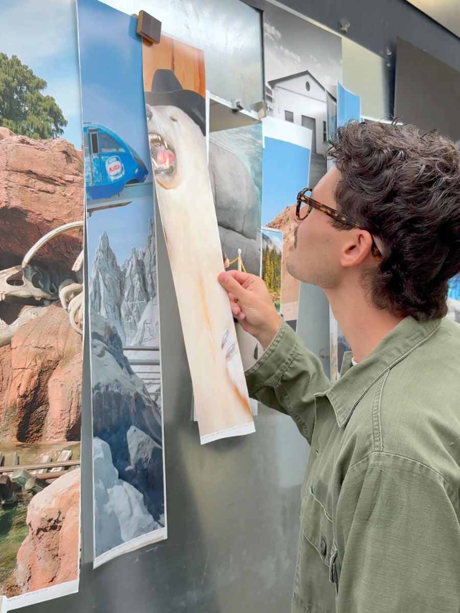 Un fotografo visiona alcune prove di stampa realizzate con tecnologia inkjet fine art su una carta cotone baritata Innova 100% cotone.