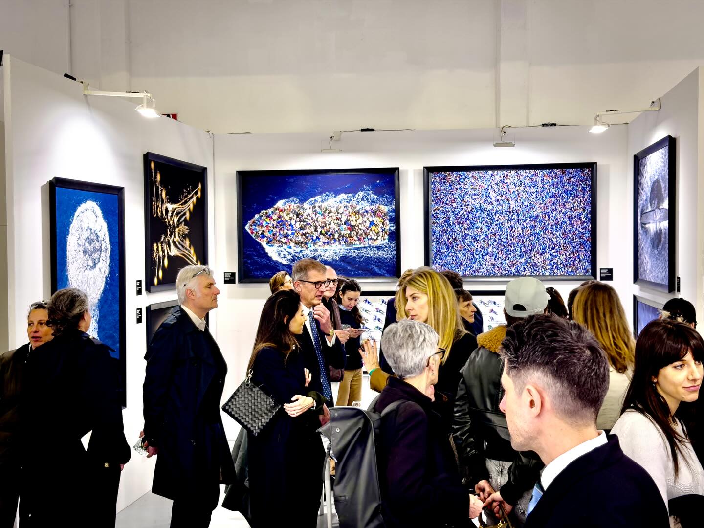 L'interno dell'area che il Mia Photo Fair 2026 a Milano ha dedicato alle stampe fotografiche fine art di Massimo Sestini