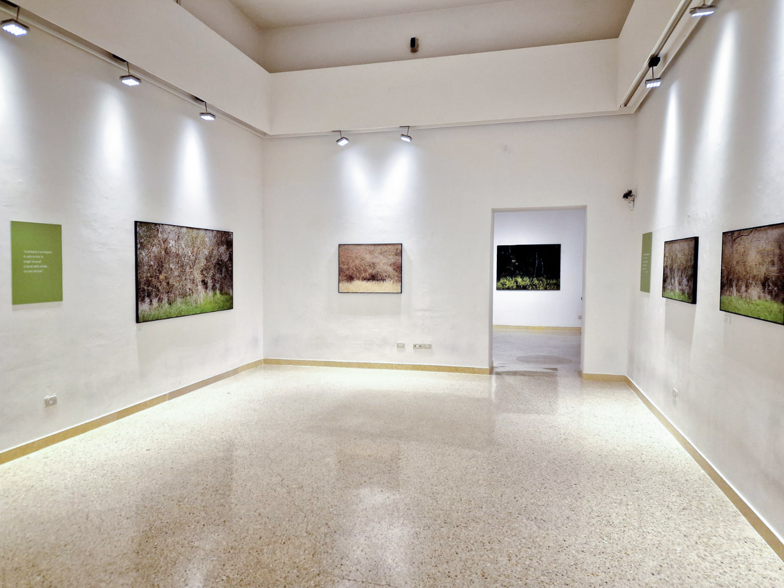 Una delle sale espositive dello spazio Arca compreso nel Polo Museale di Teramo che ospita le la mostra fotografica personale di Pino Monaco.