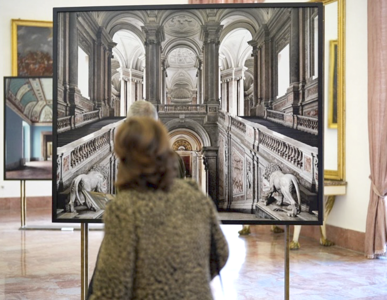 Una visitatrice osserva con interesse una delle stampa fotografiche di grande formato 180x225 cm realizzate con tecnica inkjet fine art per la mostra fotografica di Massimo Listri.