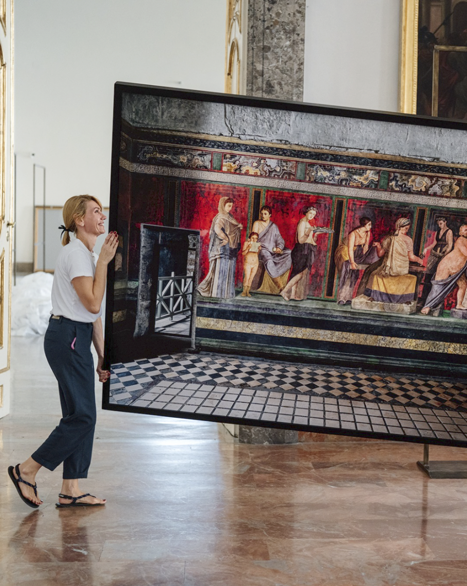 Una delle stampe fotografiche di grande formate fotografata durante il momento della sua installazione in occasione della mostra fotografica "Prospettive" di Massimo Listri presso la Reggia di Caserta.