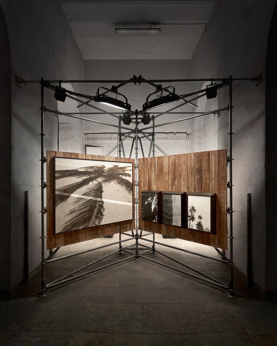 Allestimento delle stampe fotografiche sotto plexgilas per Francesco Ragazzi presso lo spazio temporary di Palm Angels in occasione della Milano Fashion Week.