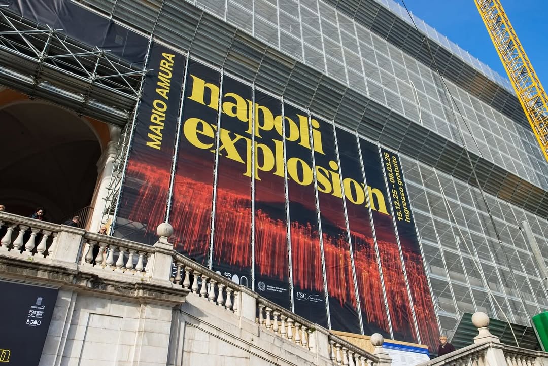 Ingresso della mostra Napoli Explosion di Mario Amura per il quale il nostro laboratorio fotografico ha realizzato i lightbox e le fine art print di grandissimo formato